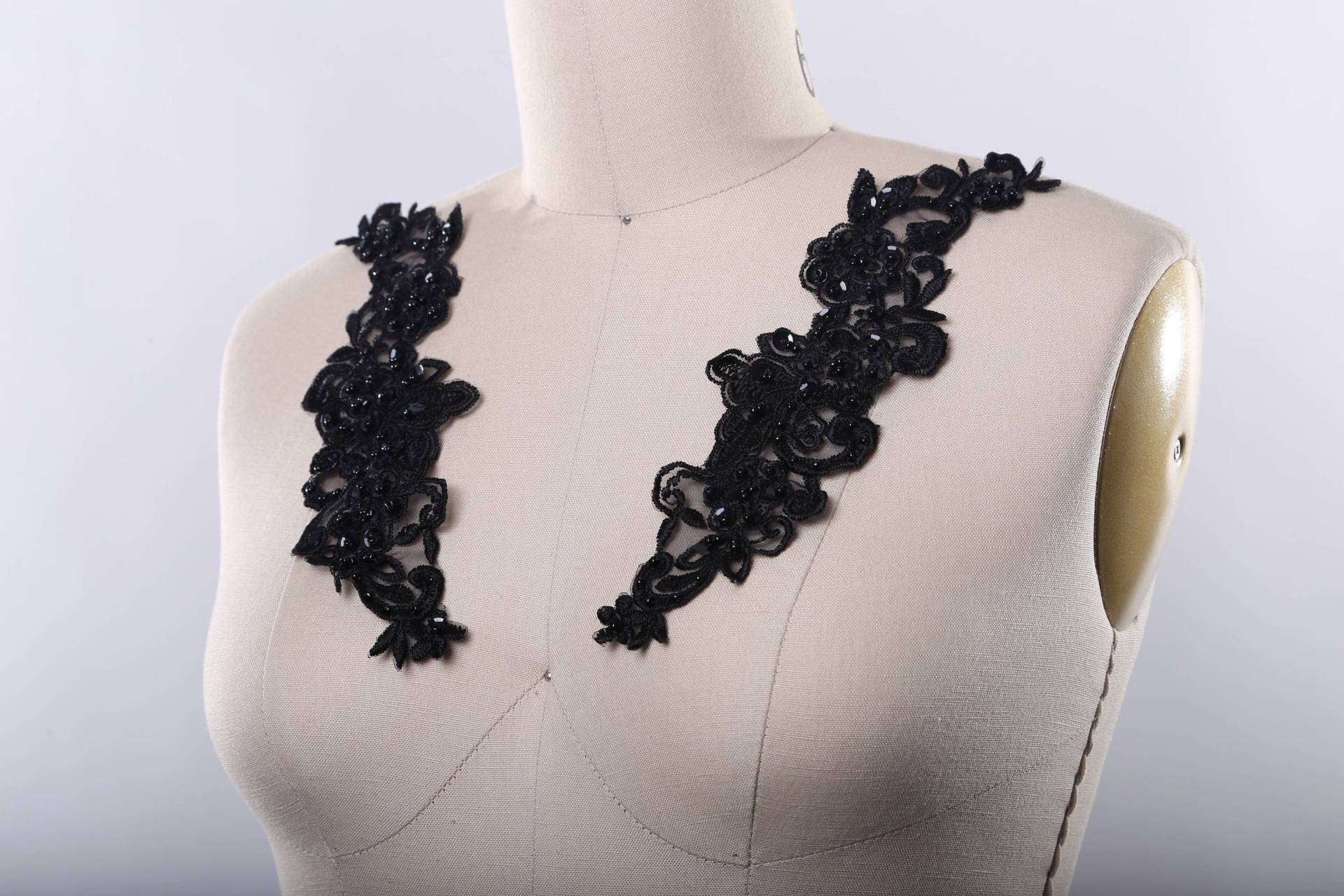 Schwarze Blumen Applikationen Paar Perlen & Pailletten Kragen Verschönerung von OneStopStitched