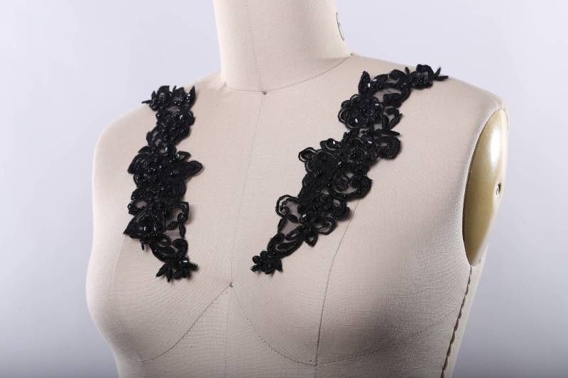 Schwarze Blumen Applikationen Paar Perlen & Pailletten Kragen Verschönerung von OneStopStitched