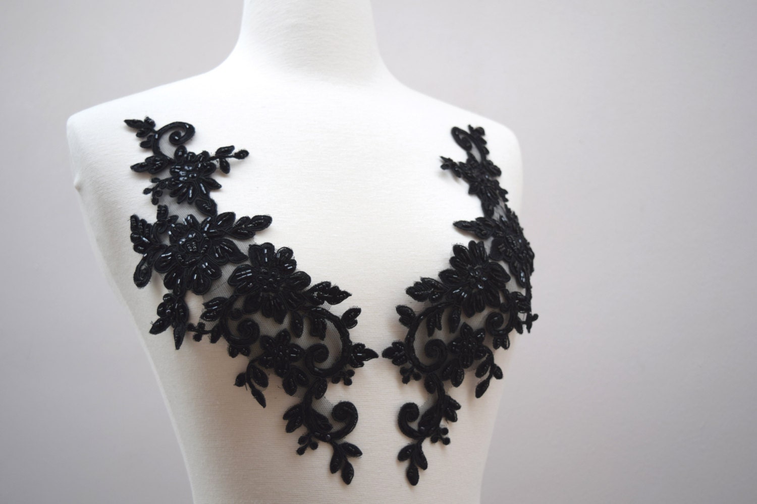 Schwarze Perlen Applikation 2 Stück Stark Beaded Atemberaubende Schwarz Gespiegelte Set Auf Schwarzem Netz Mit Blumenmotiv - Calantha von OneStopStitched