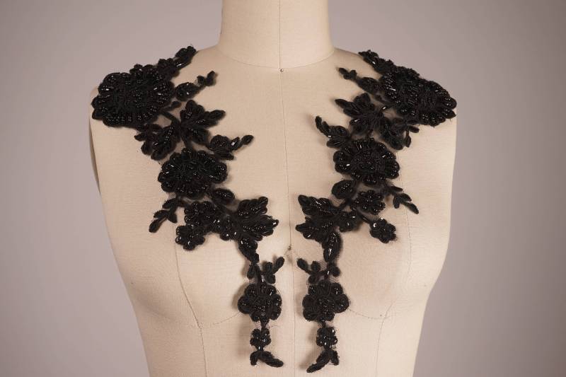 Schwarze Perlen Blumen Applikationen Gespiegelte Spitzenborte Schwarze Perlen Blumen Applikationen Gespiegelte Spitzenborte von OneStopStitched