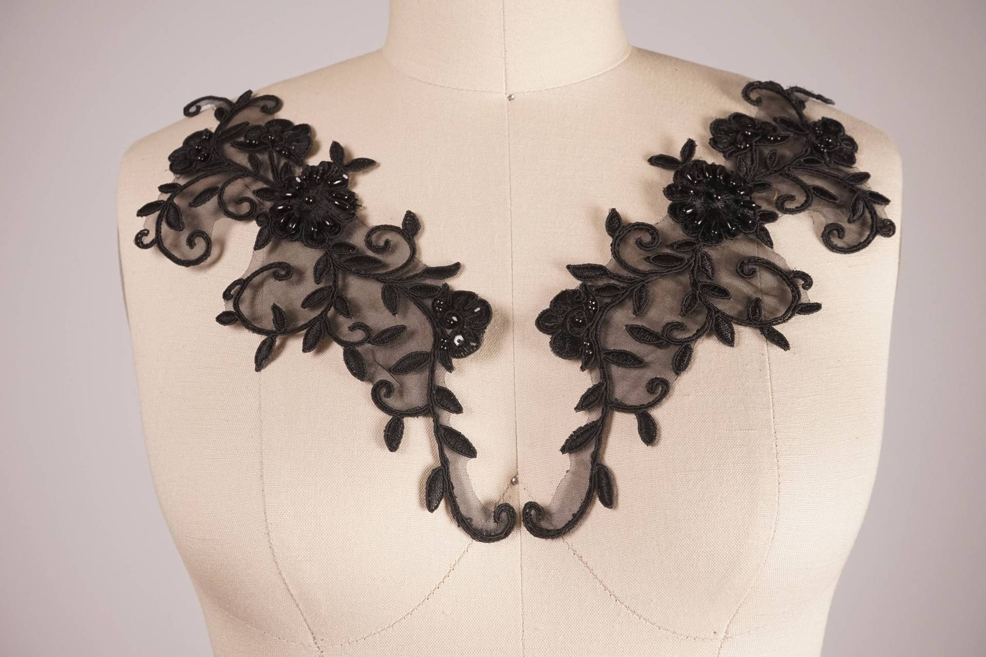 Schwarze Perlen Spitze Applikation Paar Floral Gestickte Abendkleid Verschönerung Schwarze Perlen Spitze Applikation Paar Floral Gestickte Abendkleid Verschönerung von OneStopStitched