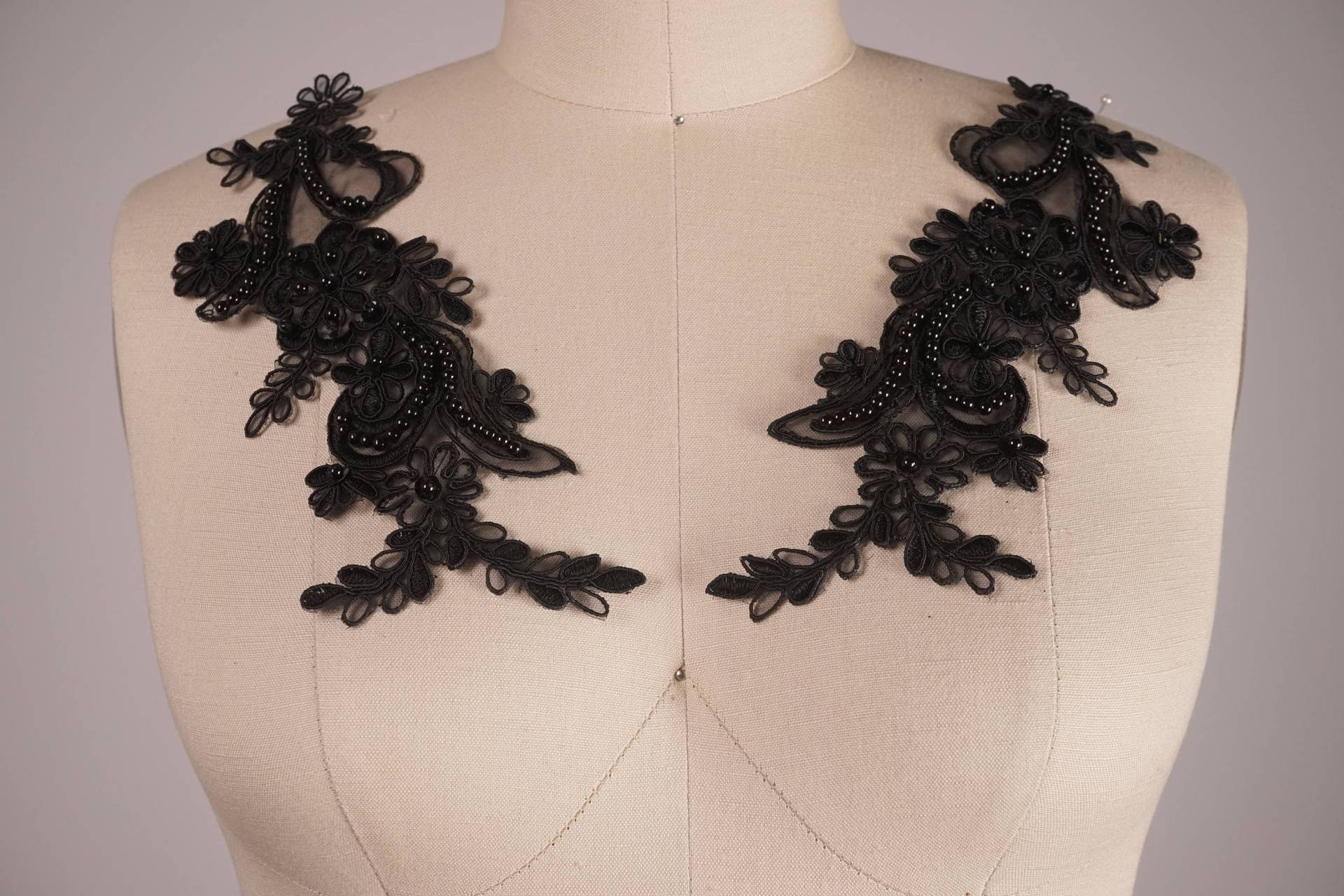 Schwarze Perlen Spitzen Applikation Pailletten Alencon Spitze, Abendkleid Verschönerung | 2Er Set Schwarze Perlen Spitzen Applikation Pailletten Alencon Spitze, Abendkleid Verschönerung | 2Er Set von OneStopStitched