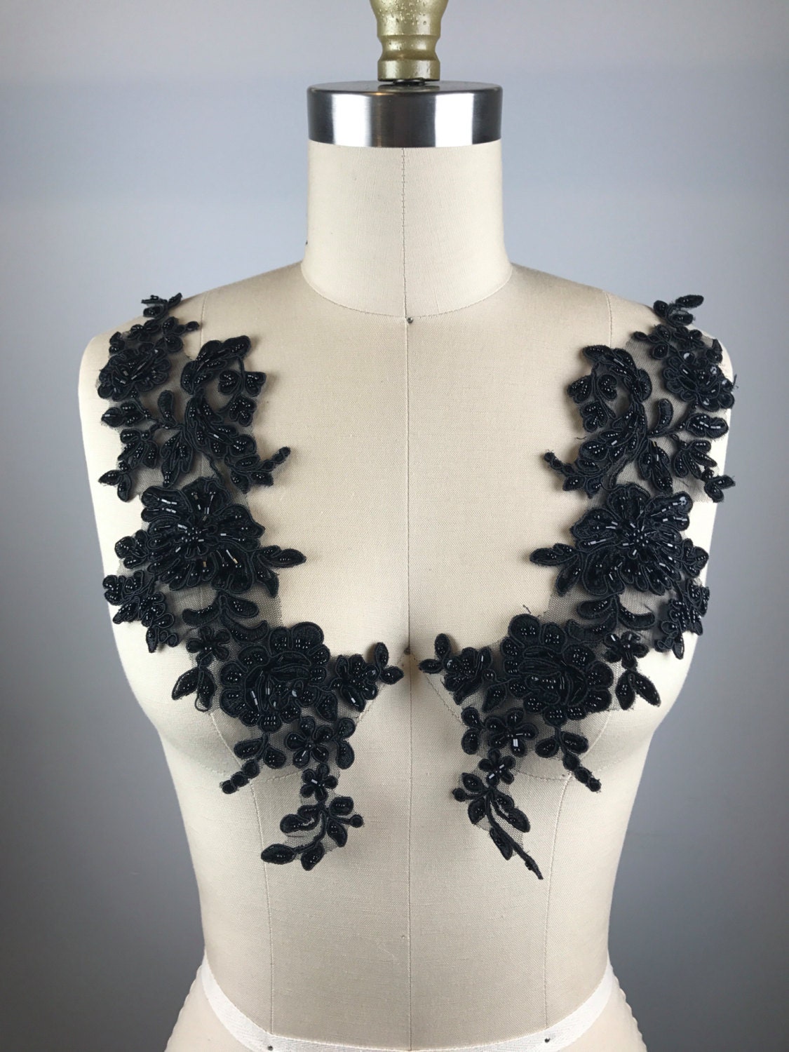 Schwarze Perlen-Spitzenapplikation Gespiegeltes Paar, Feines Netz | 33 "x 3, 5" Schwarze Perlen-Spitzenapplikation Gespiegeltes Paar, Feines Netz | 33 "x 3, 5" von OneStopStitched