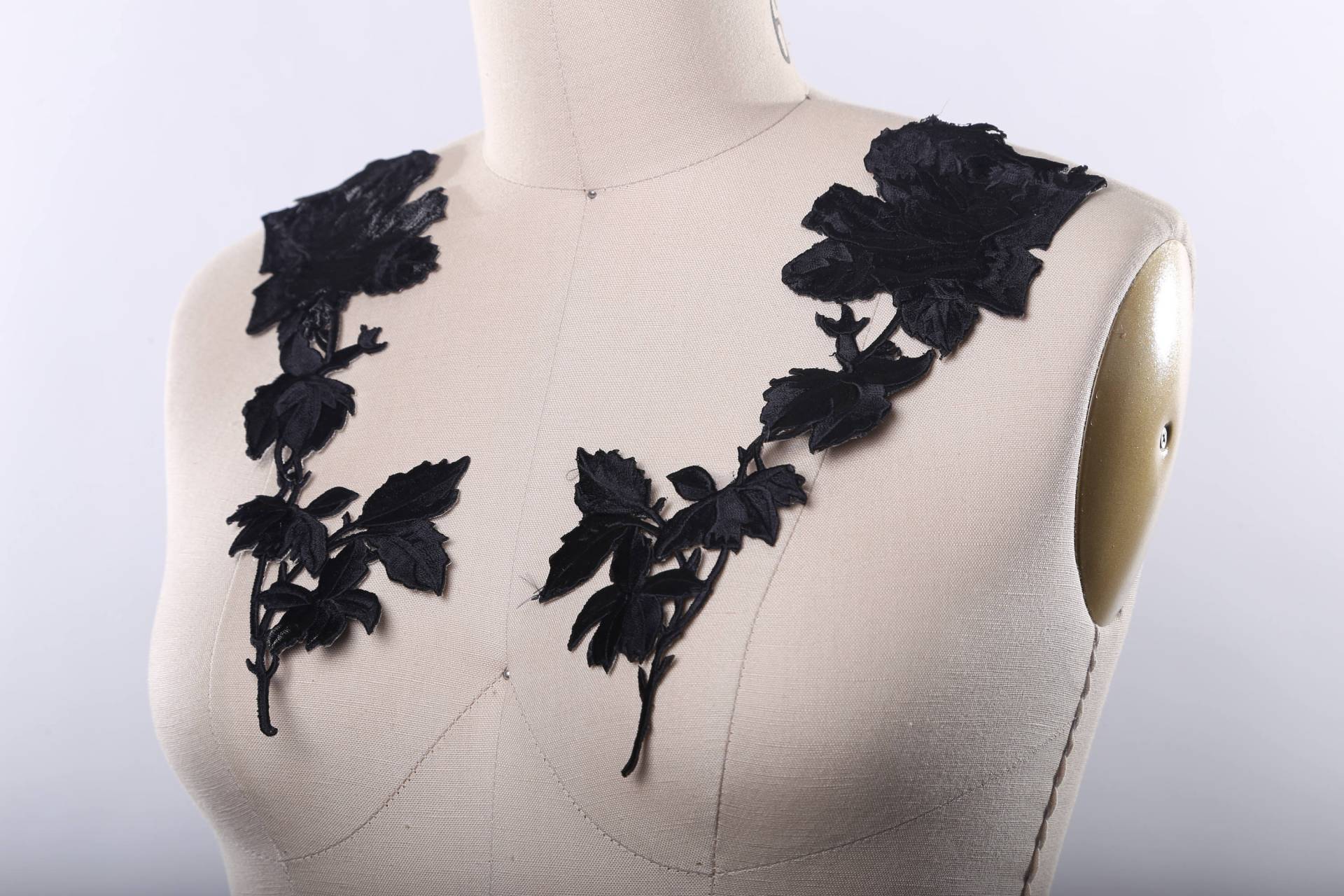 Schwarze Rose Applikationen Gestickte Aufbügler Blumen | 2Er Set Schwarze Rose Applikationen Gestickte Aufbügler Blumen | 2Er Set von OneStopStitched