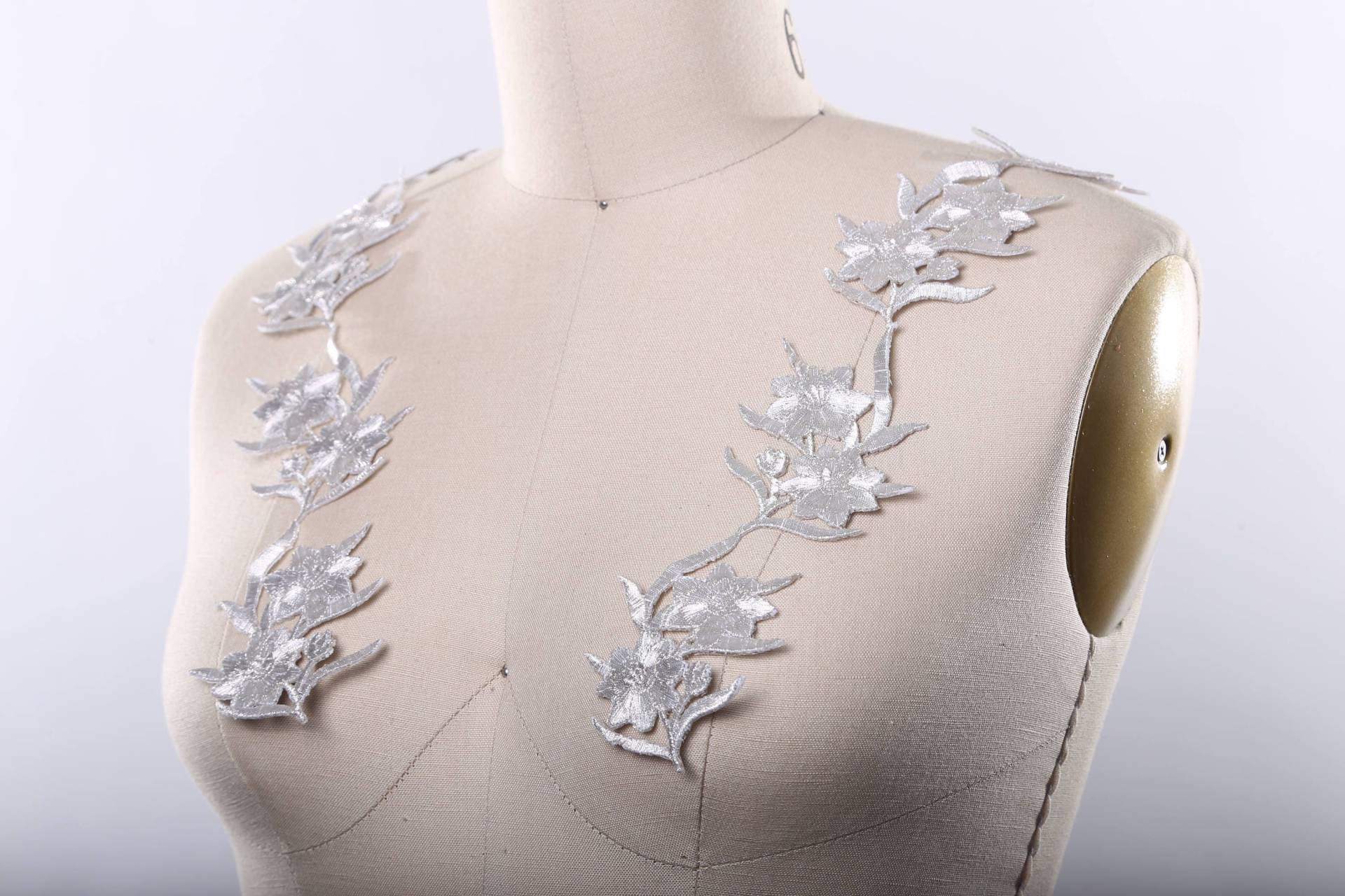Silber Blumen Applikation Patches Metallic Gestickt Aufbügler | 2Er Set Silber Blumen Applikation Patches Metallic Gestickt Aufbügler | 2Er Set von OneStopStitched