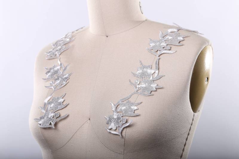 Silber Blumen Applikation Patches Metallic Gestickt Aufbügler | 2Er Set Silber Blumen Applikation Patches Metallic Gestickt Aufbügler | 2Er Set von OneStopStitched