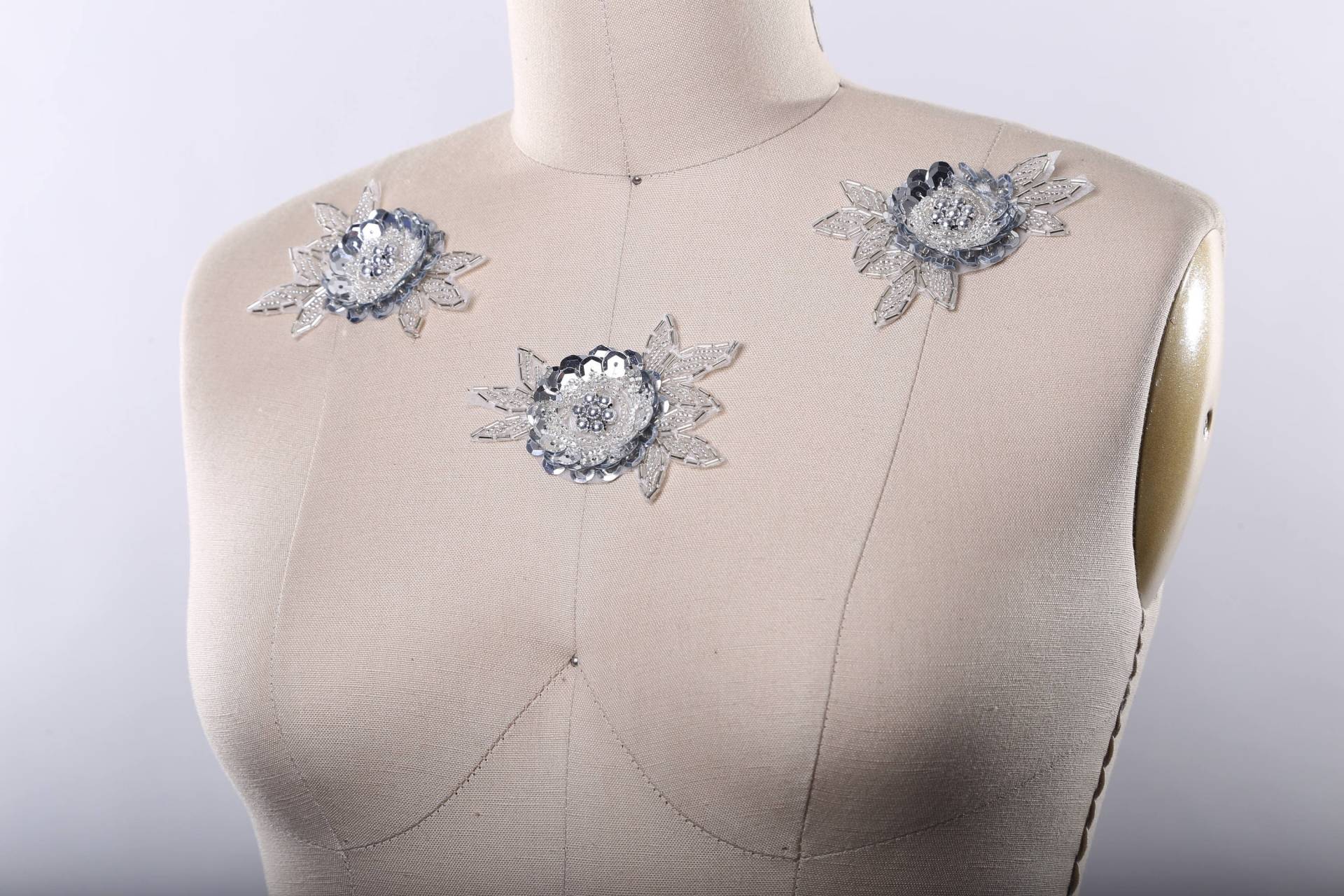 Silber Pailletten Rose Patch Perlen Blumen Applikation Mit Eisen Auf Rückseite Silber Pailletten Rose Patch Perlen Blumen Applikation Mit Eisen Auf Rückseite von OneStopStitched