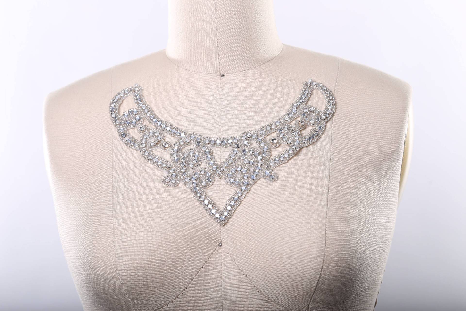 Silber Strass Applikation Aufbügeln V-Ausschnitt Kostüm Verzierung Silber Strass Applikation Aufbügeln V-Ausschnitt Kostüm Verzierung von OneStopStitched