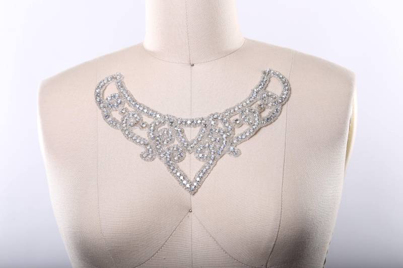 Silber Strass Applikation Aufbügeln V-Ausschnitt Kostüm Verzierung von OneStopStitched