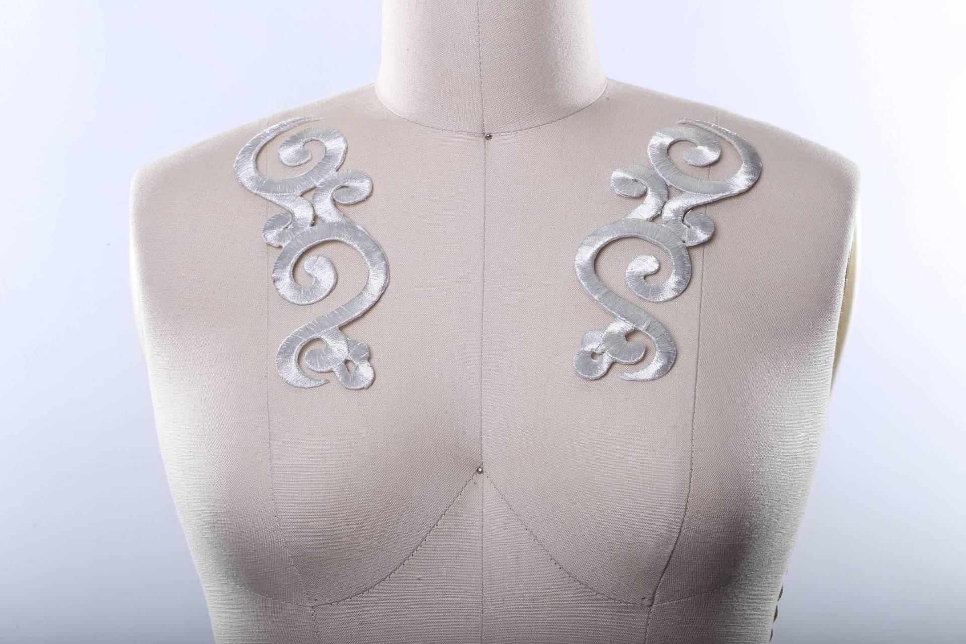 Silber Swirl Applikation Bestickte Kostüm-Verzierungen Zum Aufbügeln Silber Swirl Applikation Bestickte Kostüm-Verzierungen Zum Aufbügeln von OneStopStitched