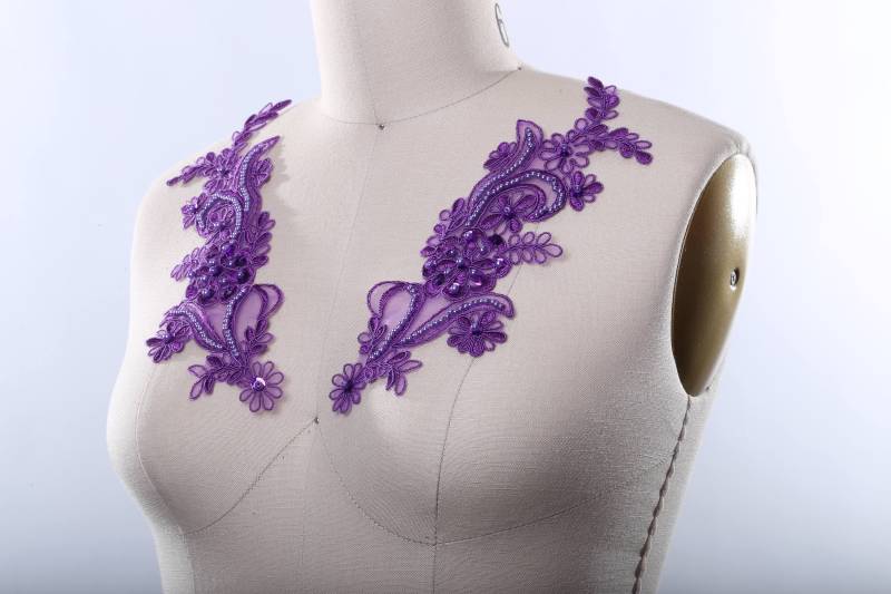 Violette Perlen Applikationen Alencon Spitze, Eiskunstlaufkostüm Violette Perlen Applikationen Alencon Spitze, Eiskunstlaufkostüm von OneStopStitched