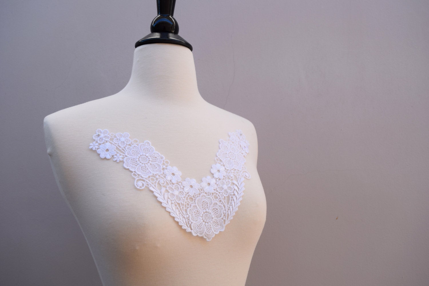 Weiße Venezianer Spitze Applikation U-Förmiger Floraler Ausschnitt Weiße Venezianer Spitze Applikation U-Förmiger Floraler Ausschnitt von OneStopStitched