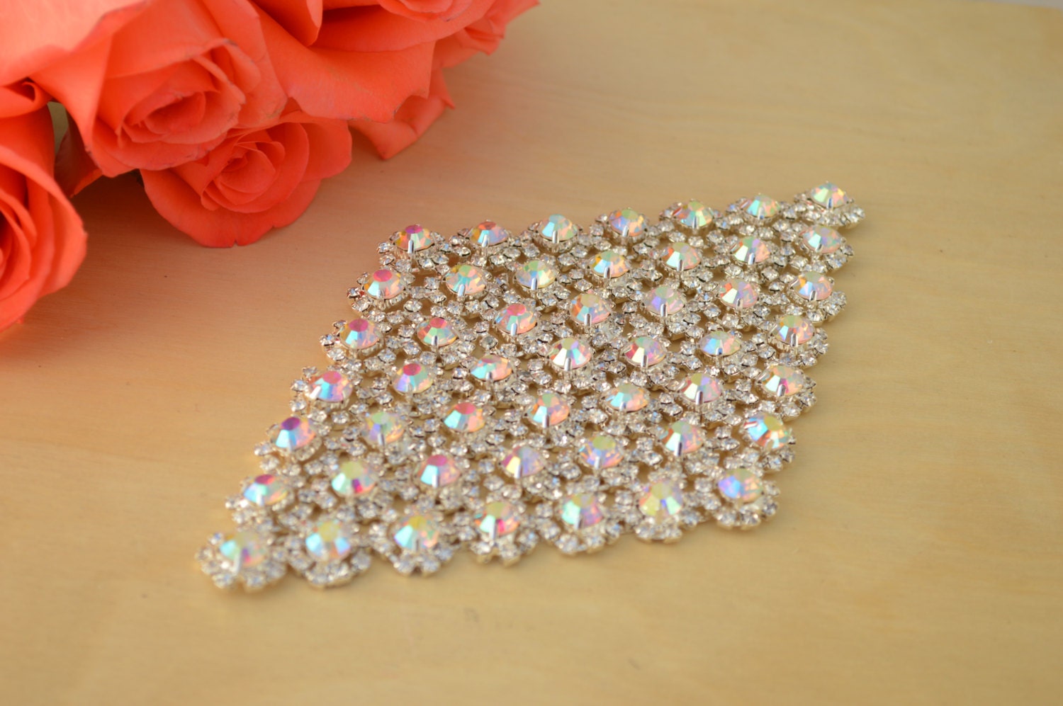 Zarra Silber Irisierende Strass Applikation Diamant-Applikation Mit Chunky Strasssteinen Und Metallrücken von OneStopStitched