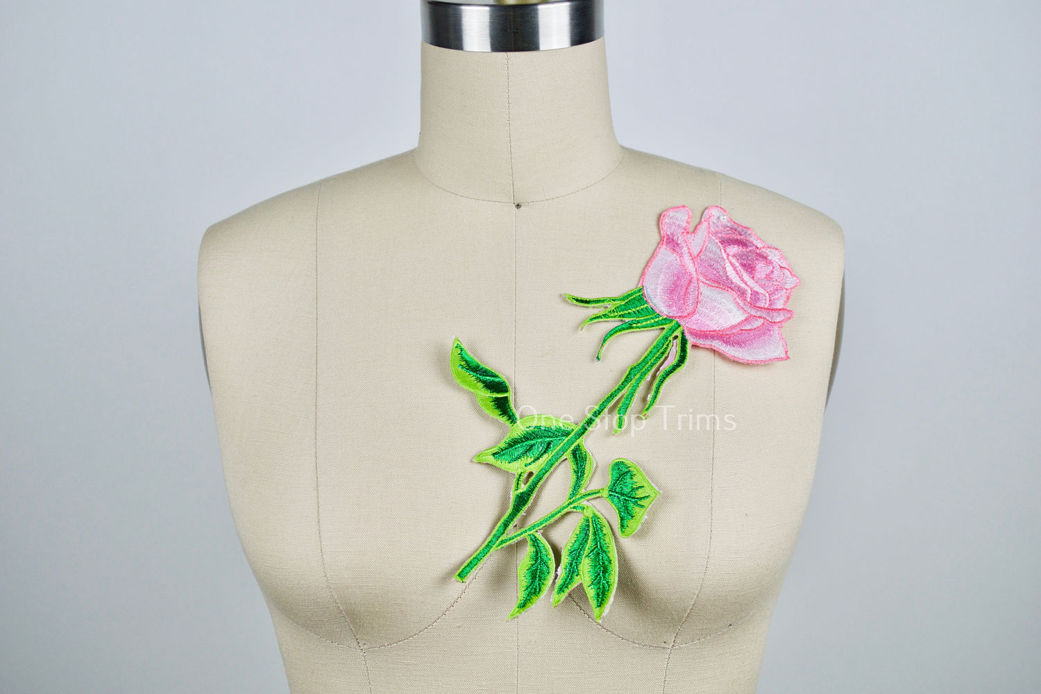 stickdatei Rose Aufbügelbare Blume Mit Grünen Blättern stickdatei Rose Aufbügelbare Blume Mit Grünen Blättern von OneStopStitched
