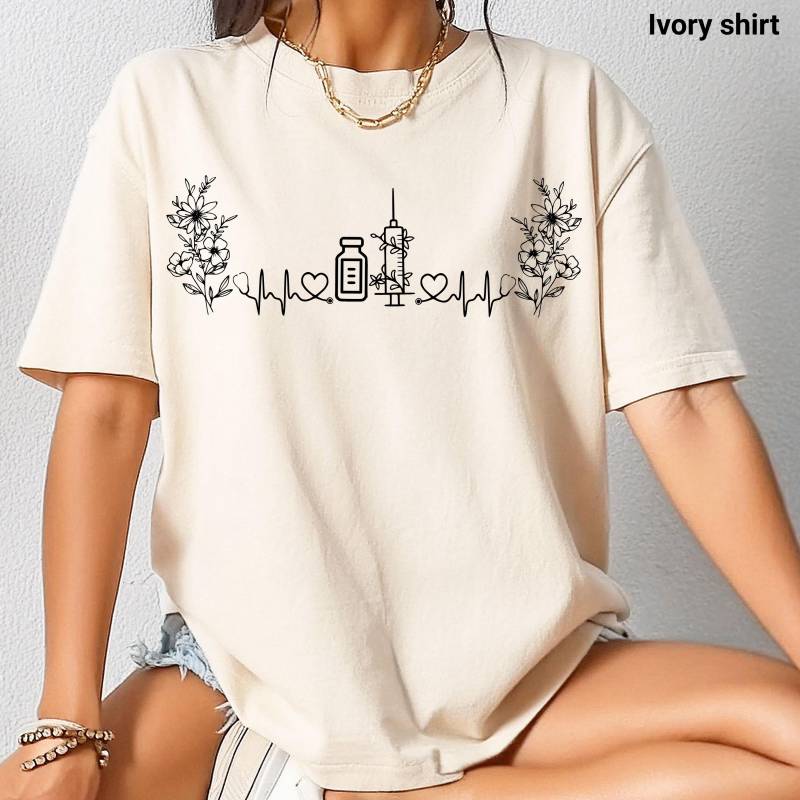 Comfort Colors® Krankenschwester Shirt, Leben T-Shirt, Damen Geschenk Für Krankenschwester, Krankenhaus Süßes Shirt von OneTeeWonder