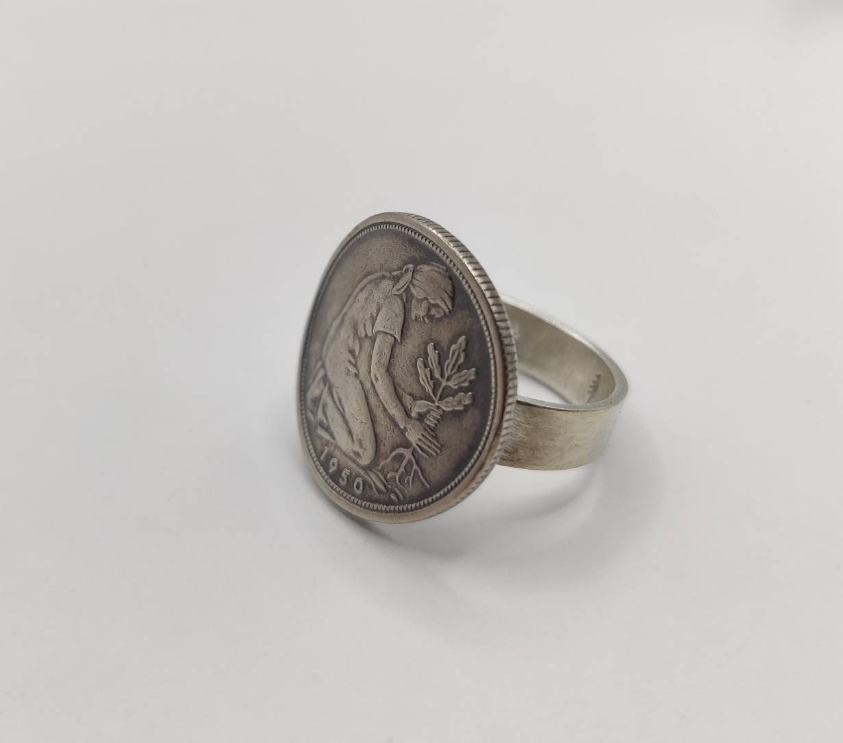 Handgemachter 50 Pfennig Ring Aus Sterlingsilber Mit Band Handgemachter 50 Pfennig Ring Aus Sterlingsilber Mit Band von OneTreeCoinJewelry