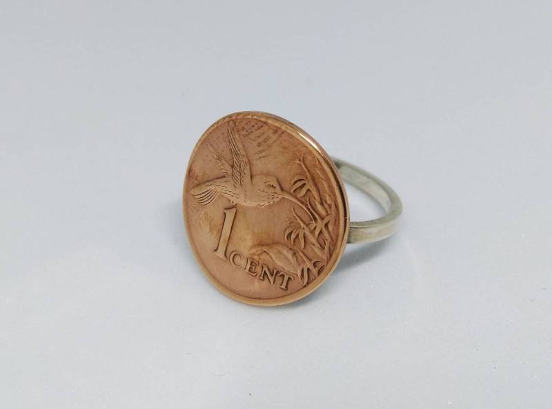 Trinidad & Tobago Kolibri Ring Mit Sterlingsilber Band Trinidad & Tobago Kolibri Ring Mit Sterlingsilber Band von OneTreeCoinJewelry