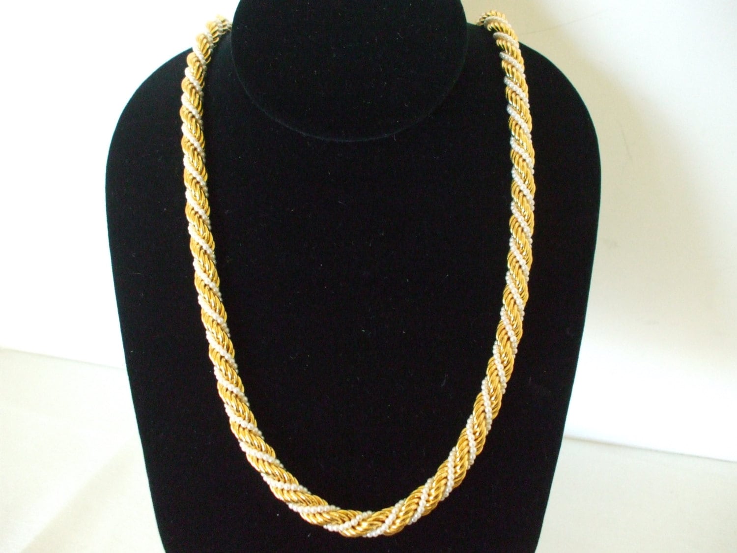 Gold & Kunstperlen Seil Halskette - Lang Gedrehte Swirl Kette Vintage Geschenke #368 Gold & Kunstperlen Seil Halskette - Lang Gedrehte Swirl Kette Vintage Geschenke #368 von OneVintageVagabond