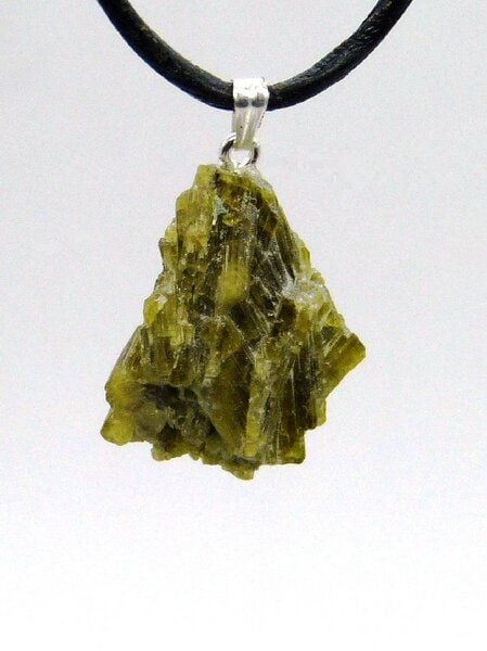 OneWorldMinerals Epidot Kristall, Edelstein - Schmuckanhänger, mit Silberöse von OneWorldMinerals