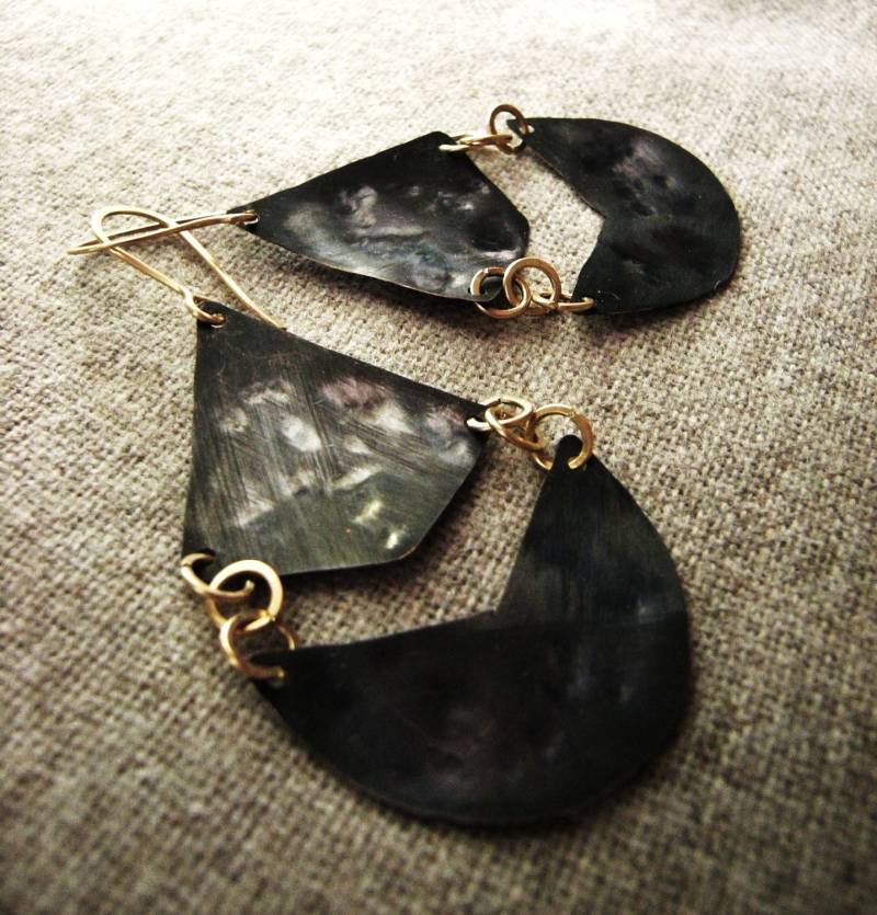 Einzigartige Kronleuchter Ohrringe/Schwarz Und Gold Höhen Falafel Geometrisch Oxidiert Chevron Modern Boho Schmuck Leicht von OneWorldTwoHands