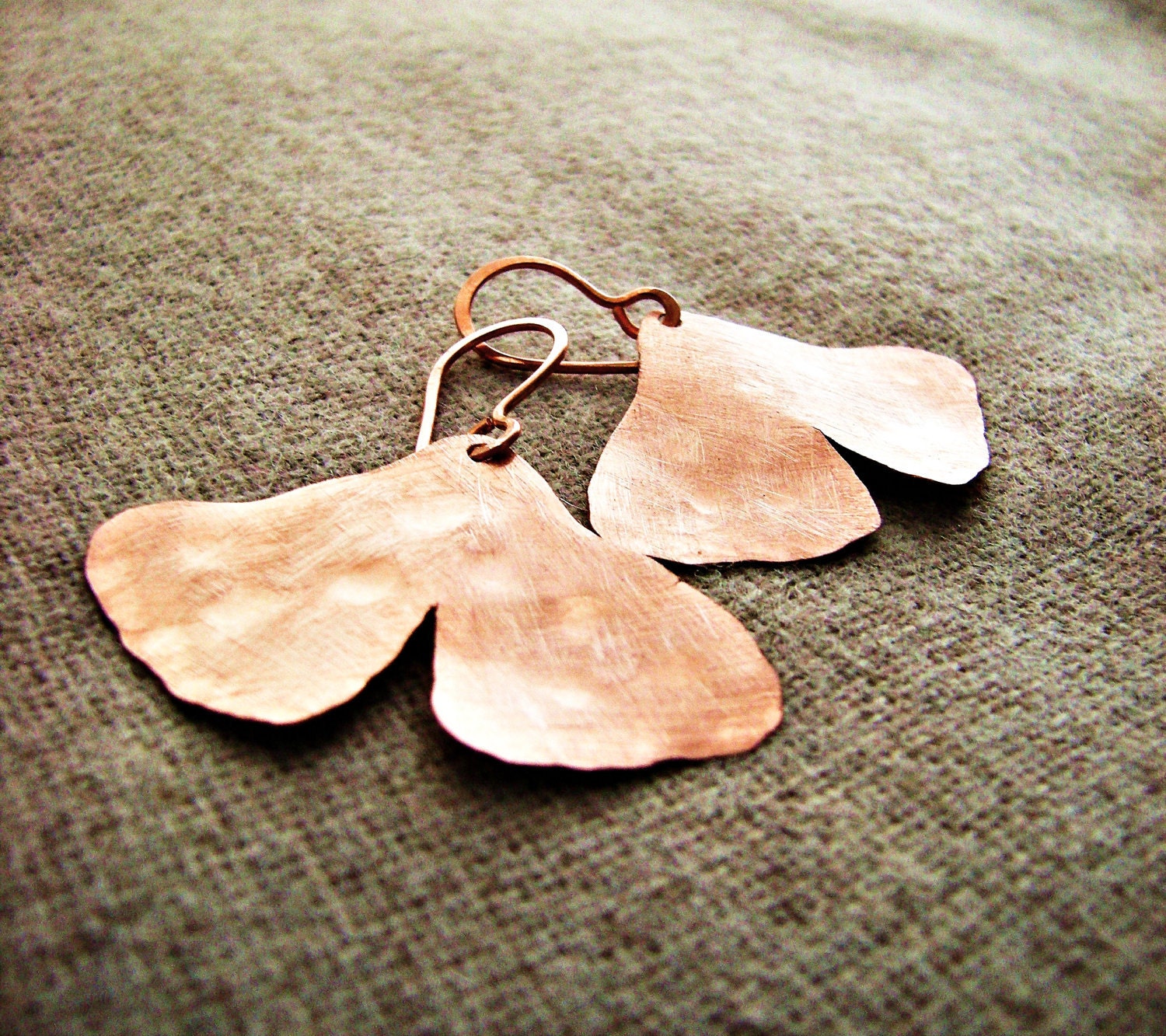 Ginkgo Ohrring - Blatt Schmuck Handgeschmiedet Massiv Kupfer Messing Aluminium Ginko Gingko von OneWorldTwoHands