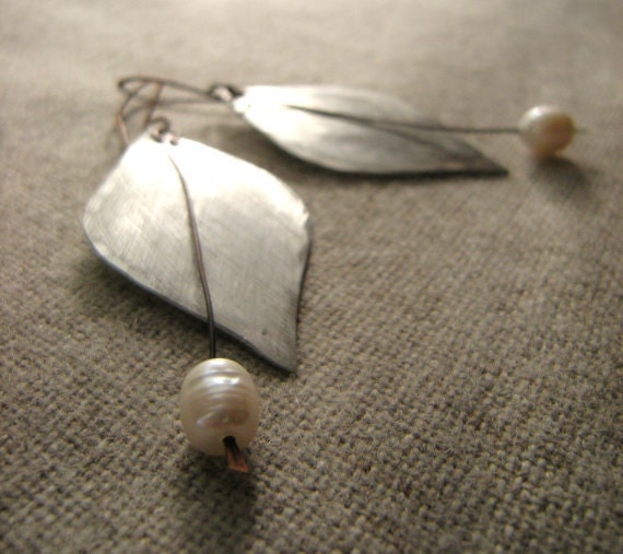 Hängeohrringe // La Oja Y Perla Handgeschmiedete, Gebürstete Perle Aluminium Silber Kupfer von OneWorldTwoHands