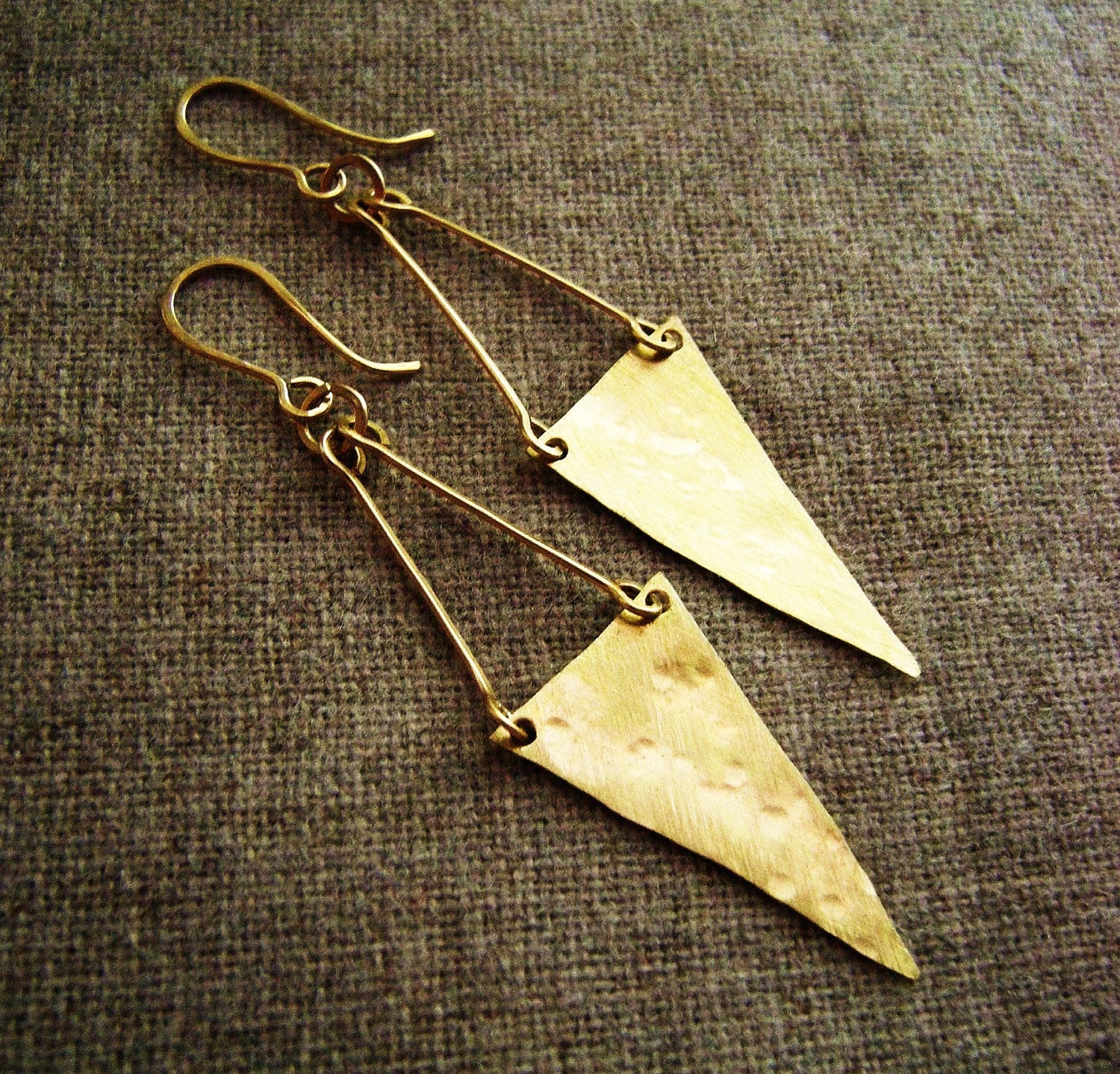 Lange Dreieck Messing Oder Sterling 14K Goldfill Ohrringe - Long Pennant Banner Triangle | Handgeschmiedeter Gehämmerter Vergoldeter Messingohrring von OneWorldTwoHands