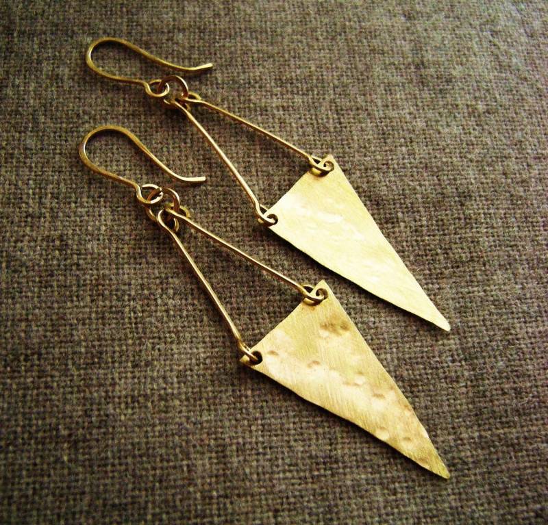 Lange Dreieck Messing Oder Sterling 14K Goldfill Ohrringe - Long Pennant Banner Triangle | Handgeschmiedeter Gehämmerter Vergoldeter Messingohrring von OneWorldTwoHands