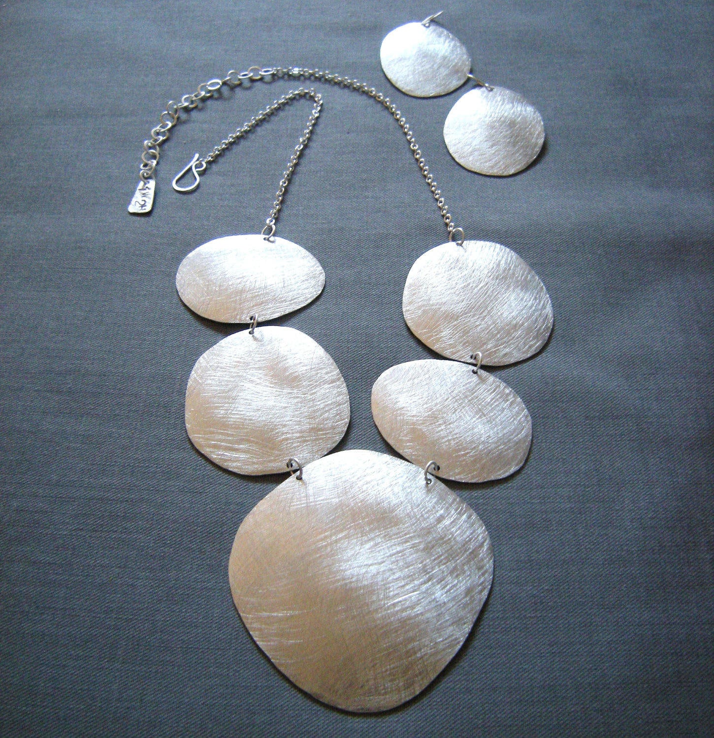 Ohrringe Nur/Barcelonesa Silber Statement Handgeschmiedet Gehämmert Silbernen Aluminium von OneWorldTwoHands