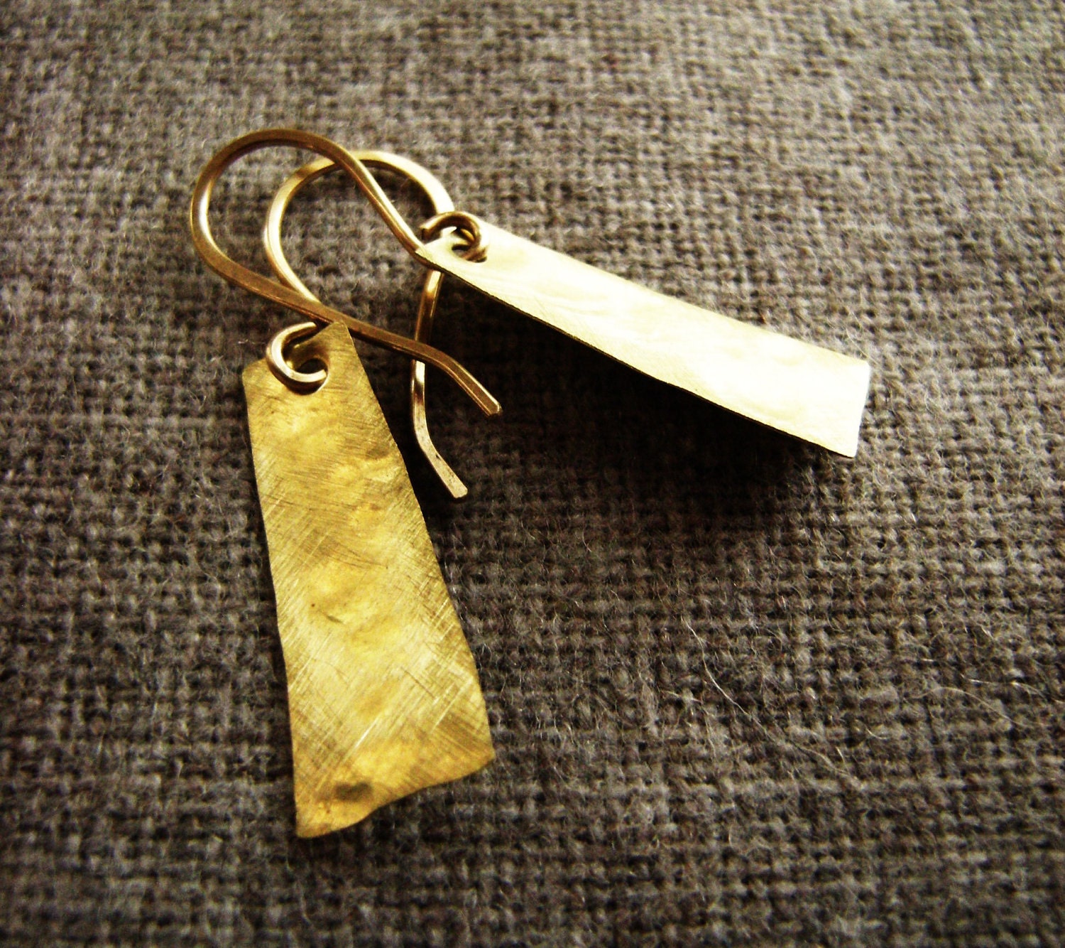 Petite Kleine Trapez Ohrring | Handgeschmiedet Gehämmert Und Gebürstet Messing Dreieck Geometrisch von OneWorldTwoHands