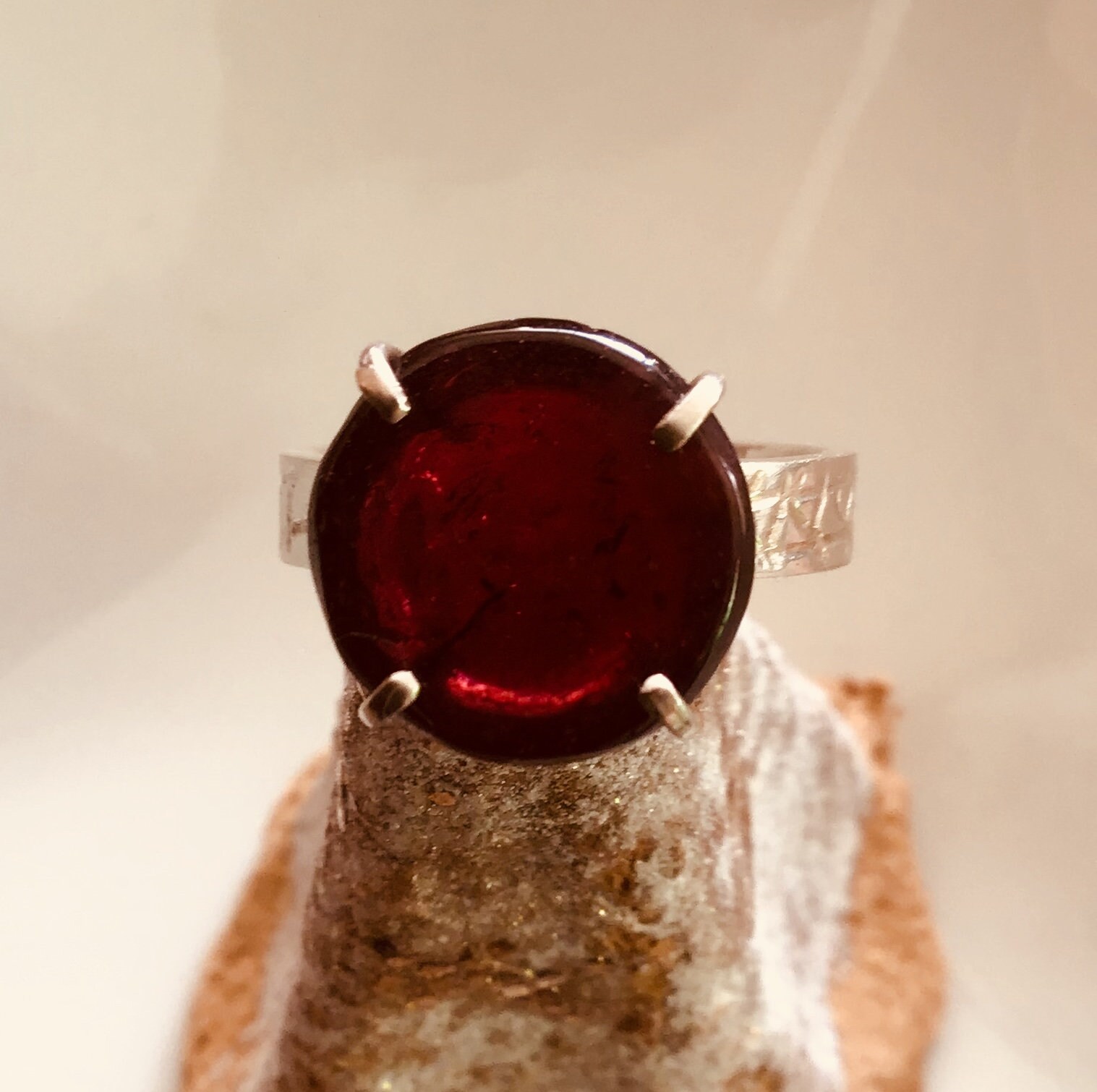 Aus Unserer Dark Collection, Granat Und Silber Statement Ring. Grösse S von Oneandonlygems