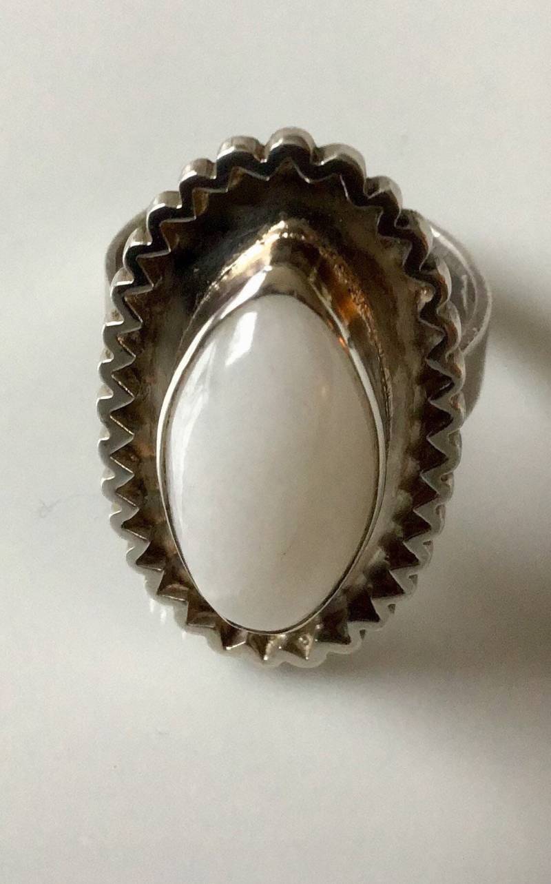 Weißer Onix Statement Ring. | Verstellbar von Oneandonlygems