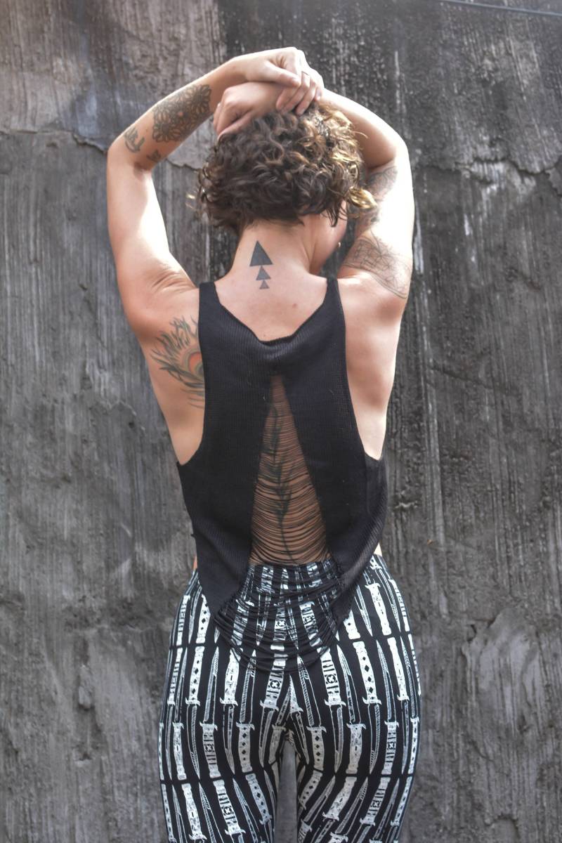 Super Sale Hand Gestrickt Und Distressed Look Super Weiche Qualität Crop Top von OneiroClothing