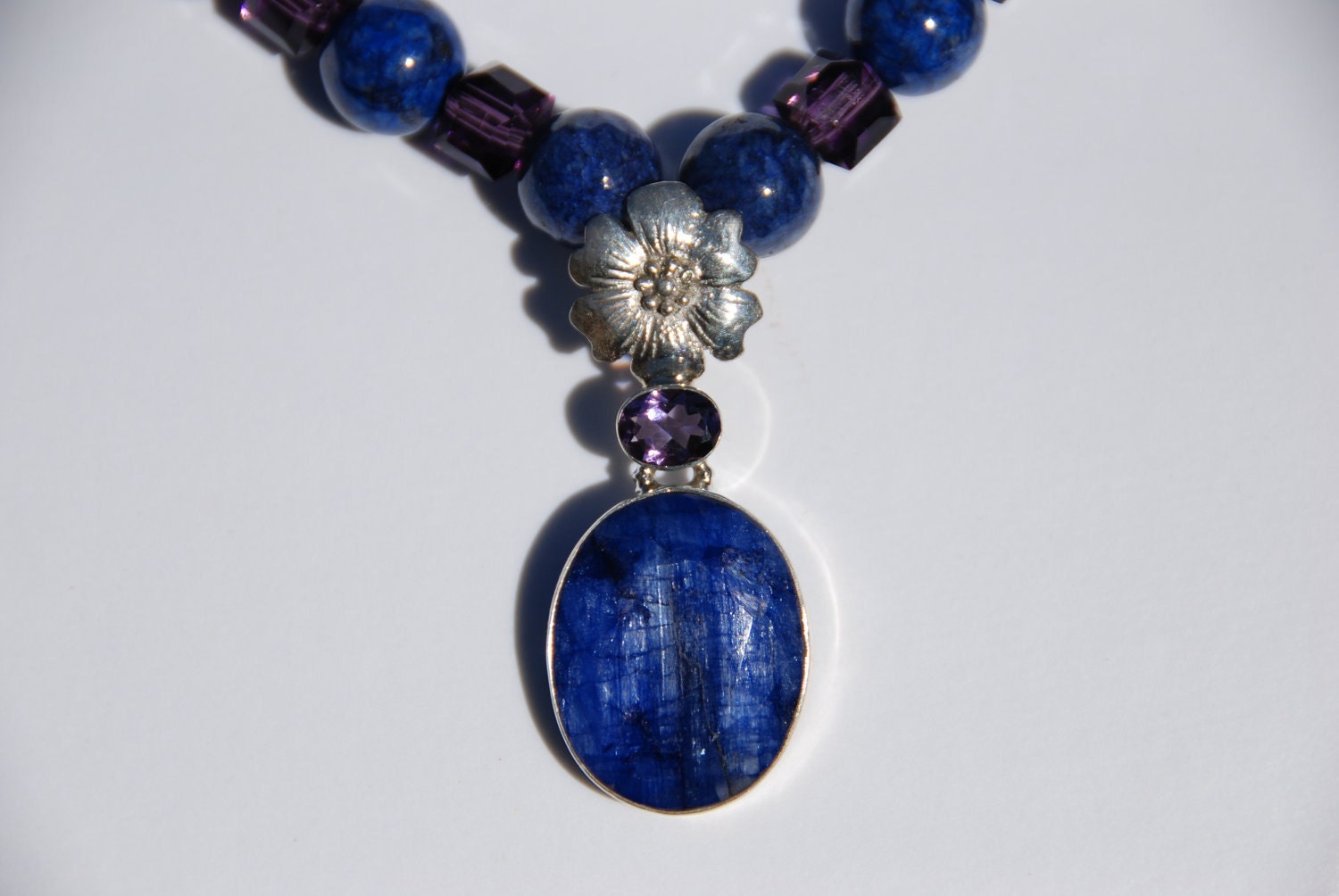 Blaue Lapis Und Amethyst Perlen Halskette Blaue Lapis Und Amethyst Perlen Halskette von OneofaKindGemsJewels