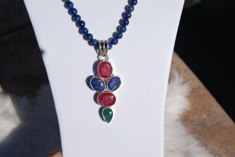 Blaue Lapislazuli Perlen Halskette Mit Blauen Lapis, Rosenquarz Und Smaragd-Quarz Anhänger Blaue Lapislazuli Perlen Halskette Mit Blauen Lapis, Rosenquarz Und Smaragd-Quarz Anhänger von OneofaKindGemsJewels