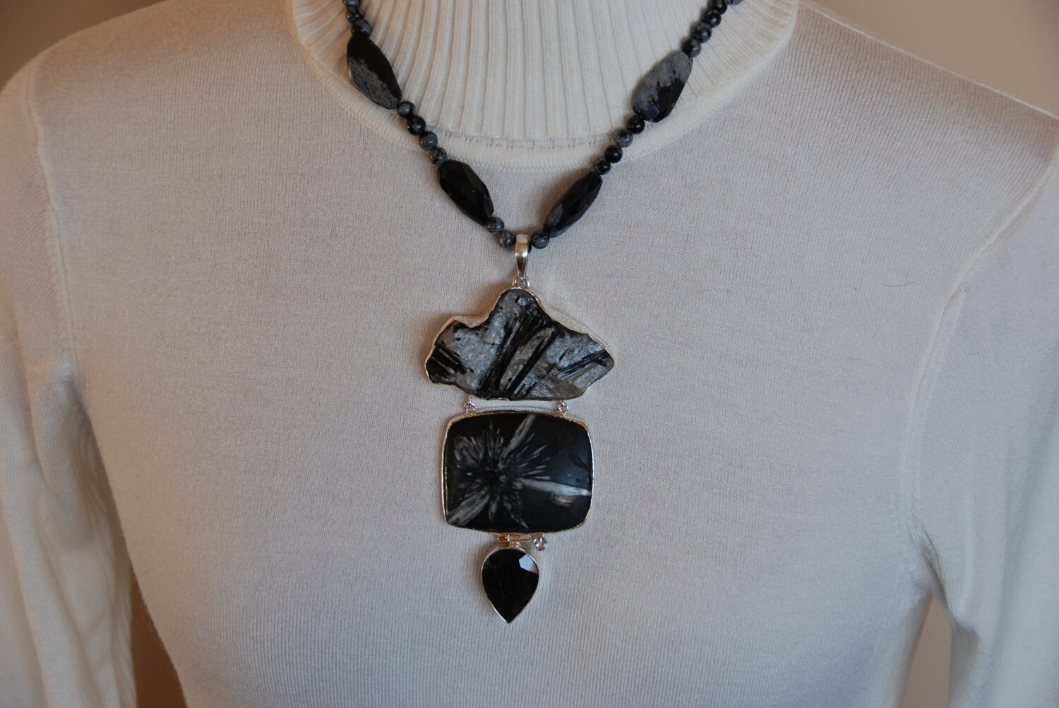 Gorgeous Schwarz Und Grau Obsidian, Turmalin, Chrysanthemen Quarz Perlen Halskette Gorgeous Schwarz Und Grau Obsidian, Turmalin, Chrysanthemen Quarz Perlen Halskette von OneofaKindGemsJewels