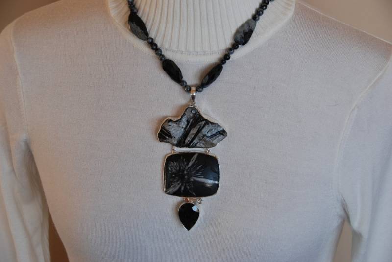 Gorgeous Schwarz Und Grau Obsidian, Turmalin, Chrysanthemen Quarz Perlen Halskette von OneofaKindGemsJewels
