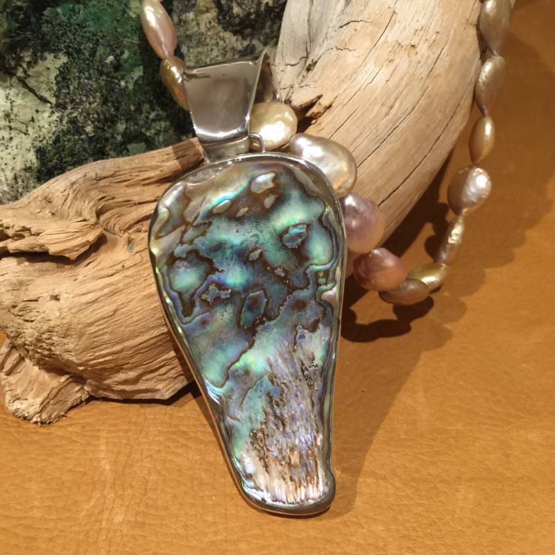 Große Mutter Der Perle Anhänger Auf Keishi Perlenkette Große Mutter Der Perle Anhänger Auf Keishi Perlenkette von OneofaKindGemsJewels