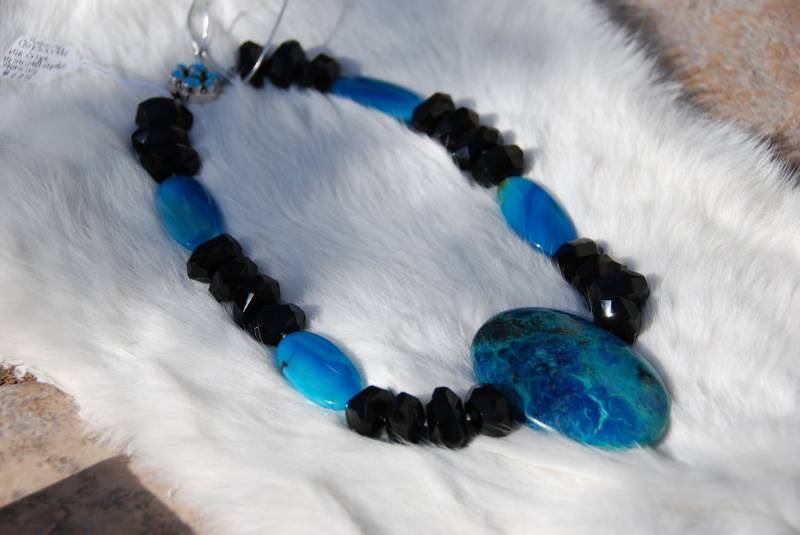 Klobige Chrysokoll, Black Onyx Und Blau Gestreiften Achat Perlen Halskette Klobige Chrysokoll, Black Onyx Und Blau Gestreiften Achat Perlen Halskette von OneofaKindGemsJewels