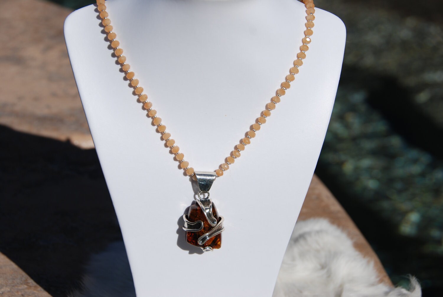 Verpackte Amber Pendant Mit Roten Avent Perlen Halskette. Perlenkette, Handgemachte Halskette, Eines Eine Art Halskette Verpackte Amber Pendant Mit Roten Avent Perlen Halskette. Perlenkette, Handgemachte Halskette, Eines Eine Art Halskette von OneofaKindGemsJewels