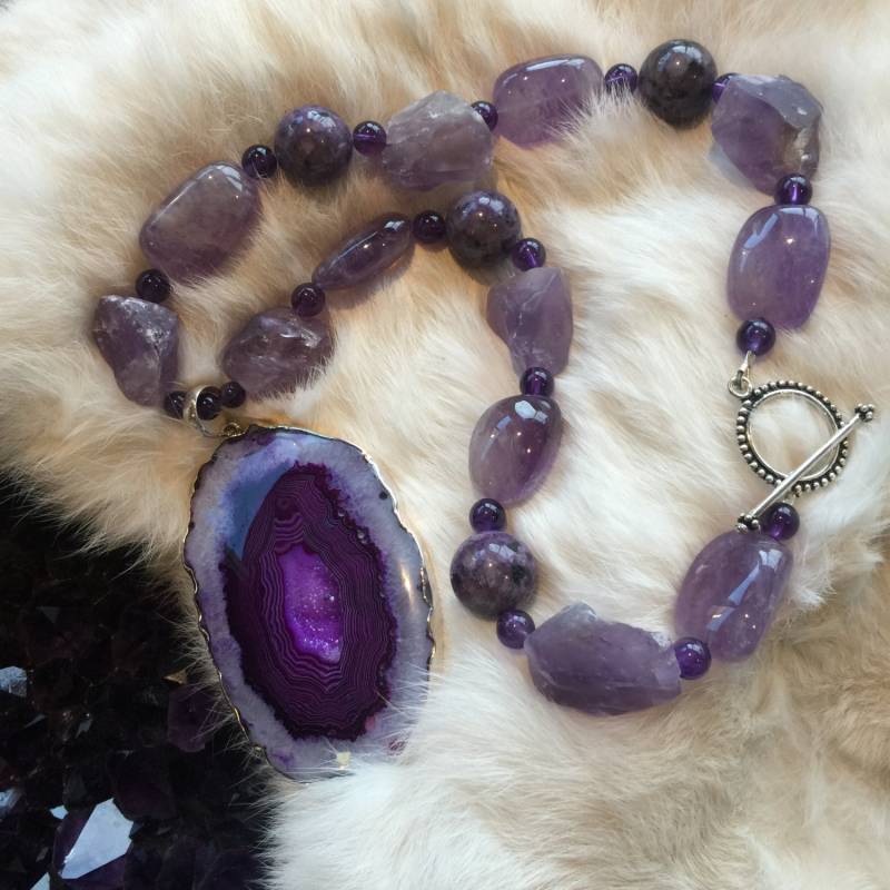 Wunderschöne Klobigen Lila Amethyst Geo Halskette Wunderschöne Klobigen Lila Amethyst Geo Halskette von OneofaKindGemsJewels