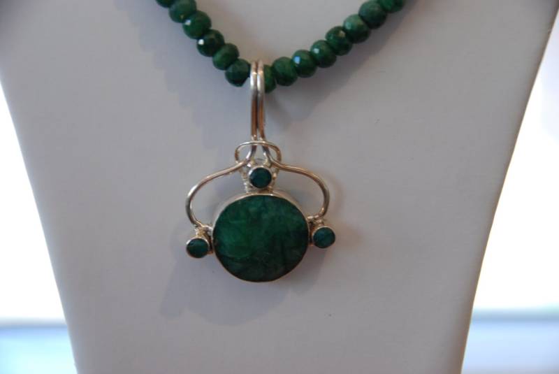 Wunderschönes Collier in Smaragd-Quarz Wunderschönes Collier in Smaragd-Quarz von OneofaKindGemsJewels