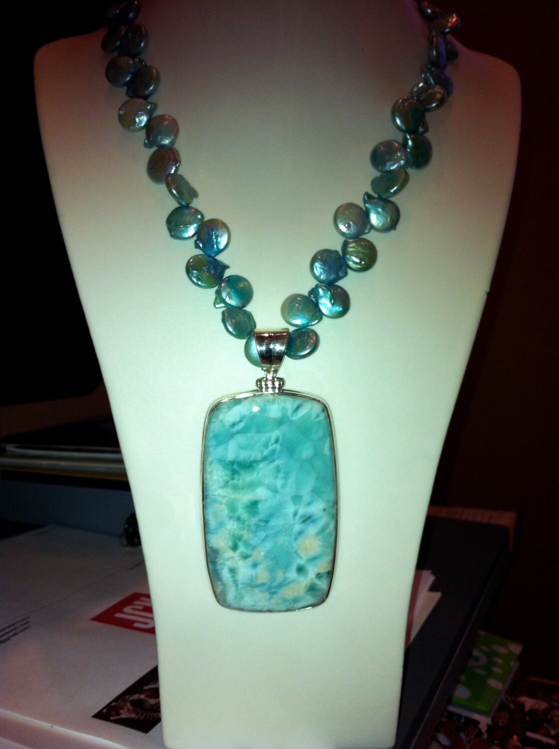 sterling Silber Kette Mit Enormen Larimar-Anhänger Auf Keishi-Perlen sterling Silber Kette Mit Enormen Larimar-Anhänger Auf Keishi-Perlen von OneofaKindGemsJewels