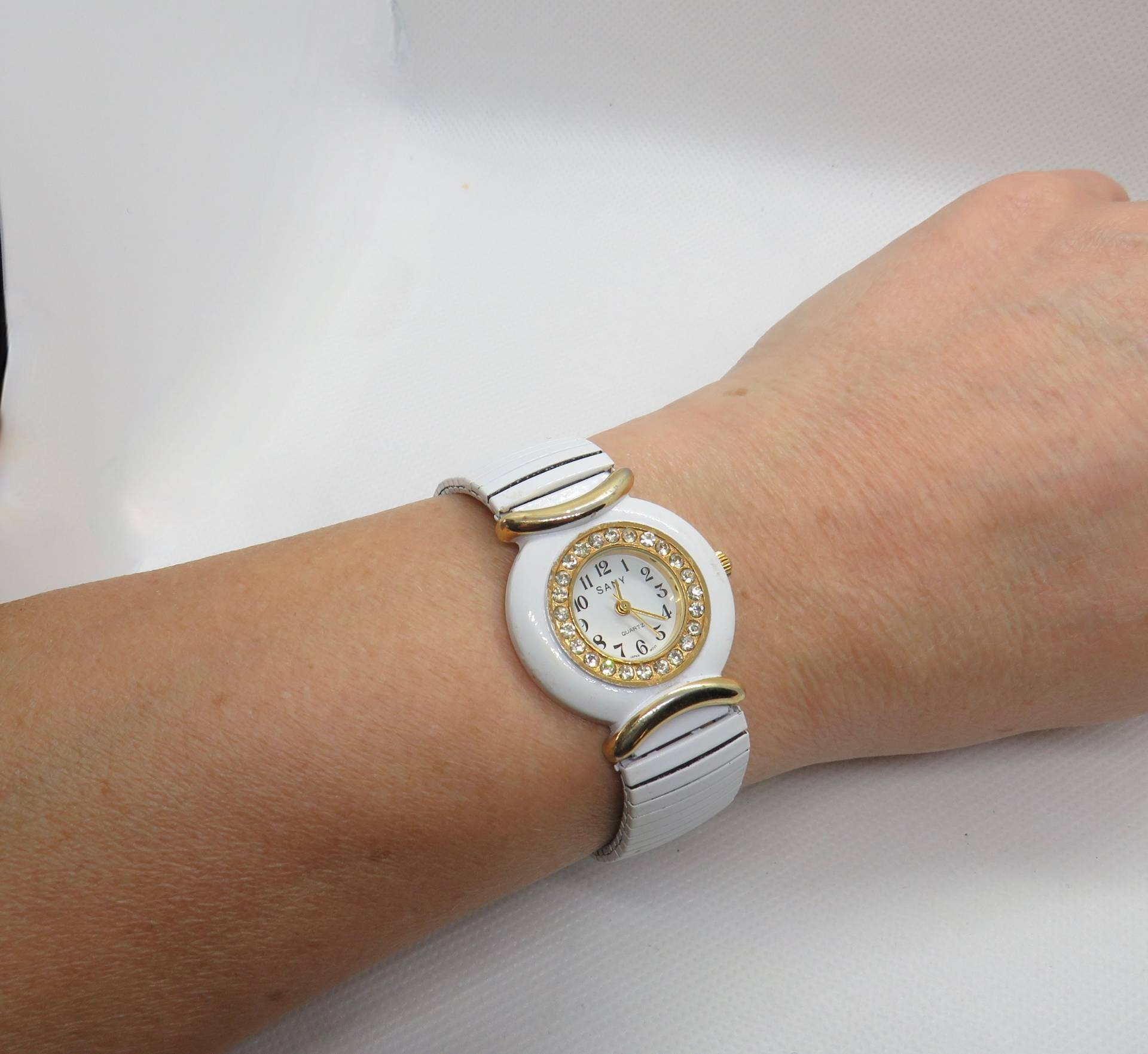 Vintage Uhr/Weiß Und Gold Quarz Weißes Zifferblatt Damenuhr Erweiterbare Diamant Geschenk Für Sie von OnlineRetroEmporium