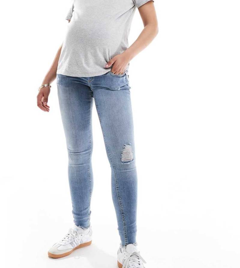 ONLY Maternity - Blush - Skinny-Jeans in Mittelblau mit ausgefranstem Saum von Only Maternity