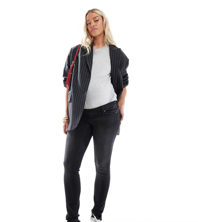 ONLY Maternity - Blush - Skinny-Jeans in verwaschenem Schwarz mit ausgefranstem Saum, Umstandsmode von Only Maternity