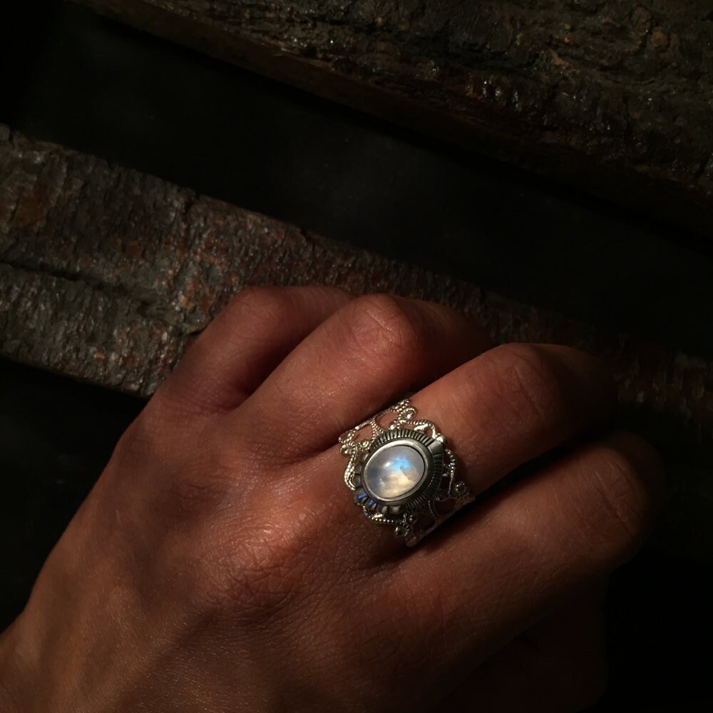 Irissa - Verstellbarer Regenbogen Mondstein Ring, Silber Antiker Mondstein, Vintage Ring von OnlyArtisan