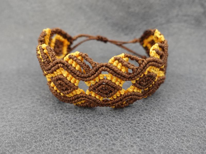 Breites Makramee Armband, Armreife, in Gelb Und Braun, Wasserfest von imperfectionDE