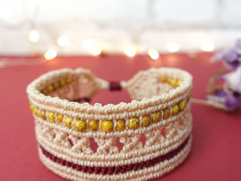 Breites Makramee Armband Mit Holzperlen, Beige, Bordeaux, Wasserabweisend Breites Makramee Armband Mit Holzperlen, Beige, Bordeaux, Wasserabweisend von imperfectionDE