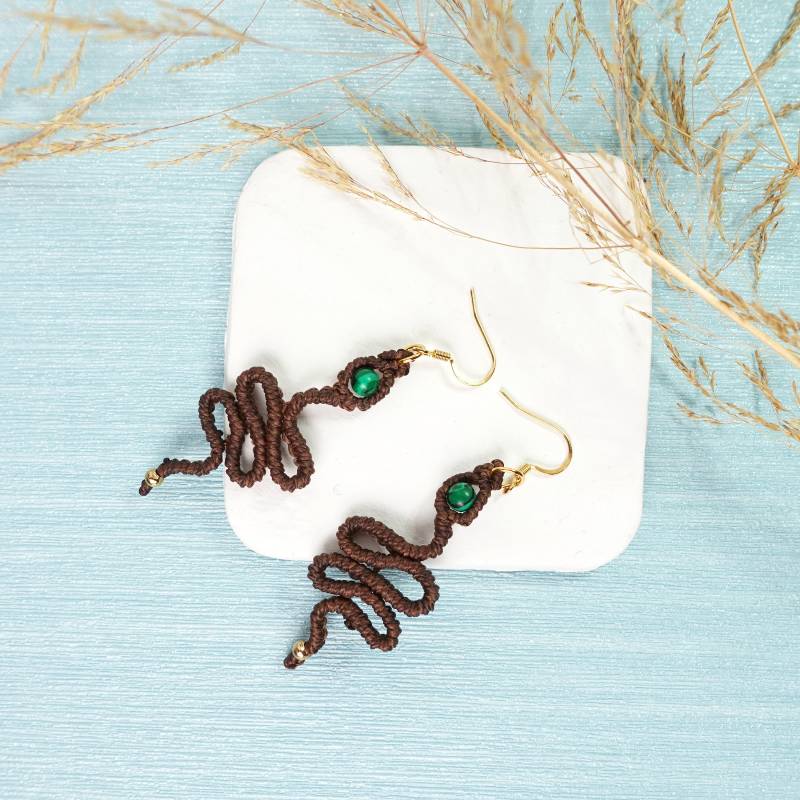 Makramee Ohrringe Schlange, Malachit Stein, Edelstahl Ohrhacken von imperfectionDE